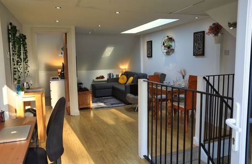 Highbury Apartamento | Cosy Top Floor Apartment w/Large Garden Terrace and Parking near the Emirates