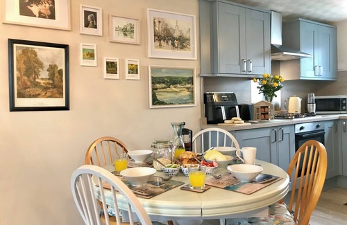 Pembroke Casa | Cosy townhouse in heart of Pembroke. Sleeps 4, pet-friendly!