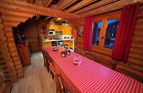 La Perriere Chalet De Esquí | Cosy traditional self-catered 13 bedroom log cabin chalet in Courchevel La Tania