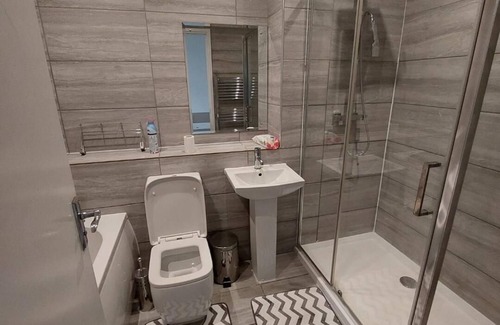 Fairfield Casa | Cosy two bedroom bedroom apartment with free parking and free wifi