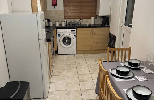 Tottenham Apartamento | Cosy Urban Oasis 2 Bedroom Flat in Tottenham ( Sleeps 5 People )