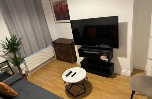 Tottenham Apartamento | Cosy Urban Oasis 2 Bedroom Flat in Tottenham ( Sleeps 5 People )