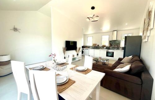 Bagnols-en-Foret Apartamento | Cosy village Home with Horizon