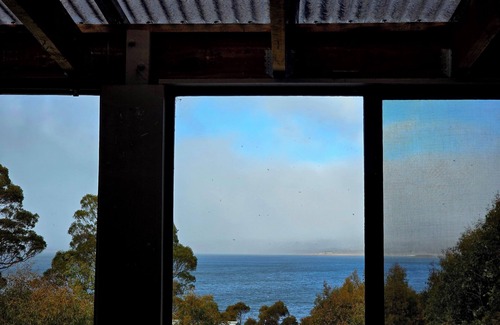 Doctors Point Cabina | Cosy water view cabin in amongst the pristene wilderness of Central Highlands