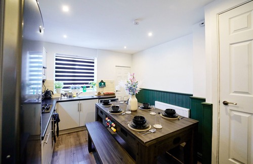 Wyken Casa | CosyHome | NearCityCentre | sleeps 8 | Pool Table