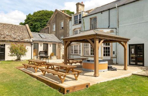 Petty France Casa | Cotswold Manor House - country house retreat with hot tub, ideal for large groups