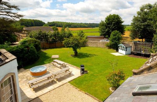 Petty France Casa | Cotswold Manor House - country house retreat with hot tub, ideal for large groups