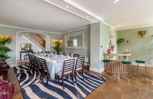 Petty France Casa | Cotswold Manor House - country house retreat with hot tub, ideal for large groups