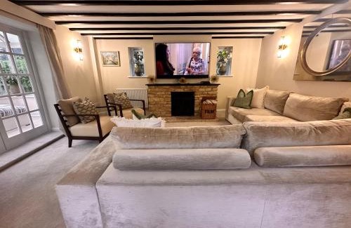 Burton Casa | Cotswolds Retreat - Bath & Castle Combe - Hot Tub