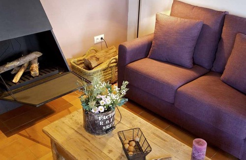 Sant Andreu Salou Apartamento | Apartamento rural con wifi gratis, chimenea y jardín y piscina comunitaria