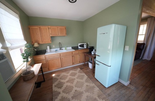Oakley Cabaña | Cottage 1/4 mile to Biltmore Estate Entrance 2 BD-1BA--GREAT LOCATION