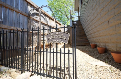 Oakley Cabaña | Cottage 1/4 mile to Biltmore Estate Entrance 2 BD-1BA--GREAT LOCATION