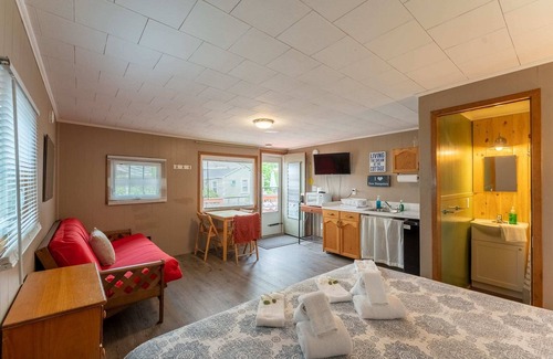 Weirs Beach Cabina | Cottage 10 Summary: S
