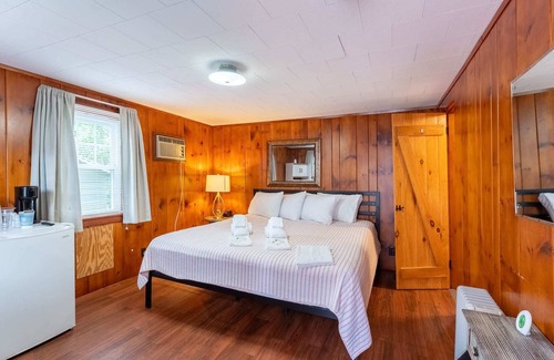 Weirs Beach Cabina | Cottage 14 Summary: A
