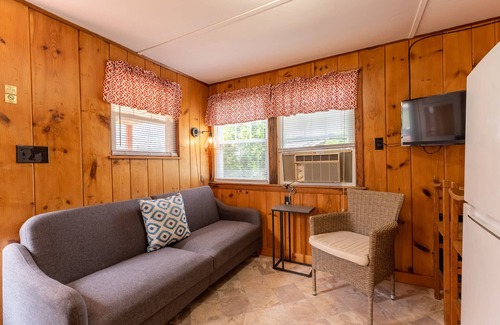 Weirs Beach Cabina | Cottage 15 Summary: A