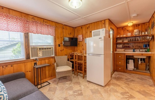 Weirs Beach Cabina | Cottage 15 Summary: A