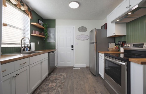 North Nashville Cabaña | Stylish, Near DT, King Bd, Early Luggage Drop Off, Private Yard, Full Kitchen