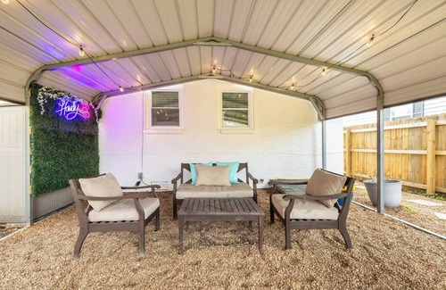 North Nashville Cabaña | Stylish, Near DT, King Bd, Early Luggage Drop Off, Private Yard, Full Kitchen