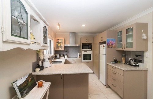 Hatfields Beach Casa | Cottage - 2 minutos en coche de la playa de Orewa con sus 3 km de arenas doradas