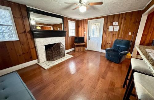 Nancy Casa | Cottage 6- Lees Ford Marina