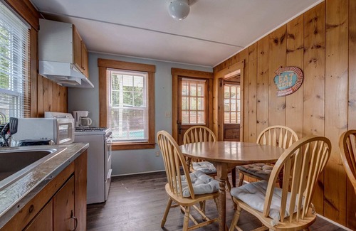 Weirs Beach Cabina | Cottage 9 The Space: