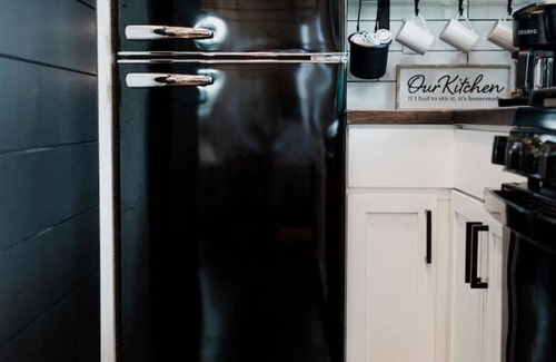 Spearfish Cabaña | Cottage #9 Walk-in Shower Hot Tub Poster Bed