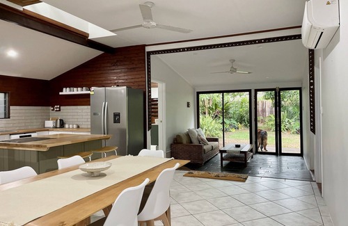 Yorkeys Knob Casa | Cottage at Holloways Beach, Cairns. Close to the city, airport and hospital.