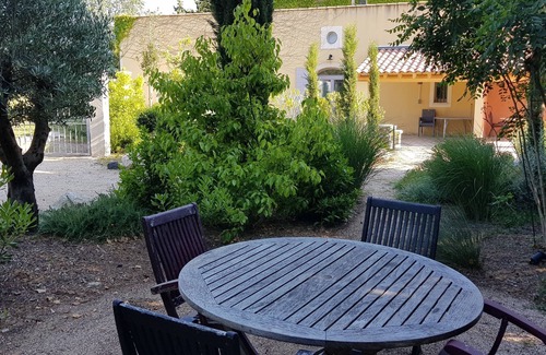 Fontvieille Casa | Casa rural a los pies de los Alpilles para 4 personas con piscina, rodeada de olivos.