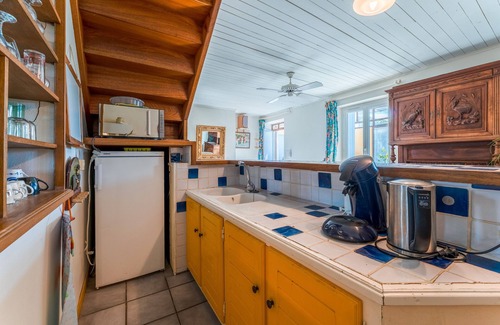 Pont-Saint-Esprit Cabaña | Cottage 'Atelier De Fernand - Mas Des Iles' with Private Terrace, Shared Garden and Wi-Fi