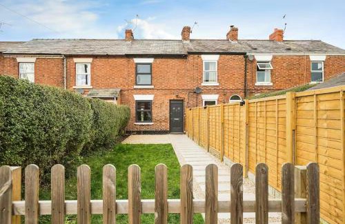Chester Casa | Cottage By Canal and Centre By Cheshire Escapes
