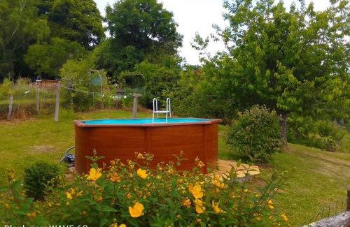 Les Salles Lavauguyon Casa | Cottage by the Chateau with pool in National Parc