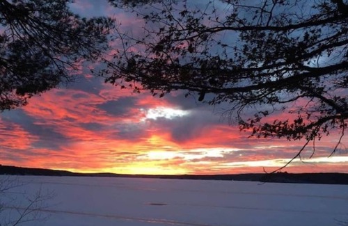 White Mills Cabaña | Cottage by Lake Wallenpaupack with Hot Tub