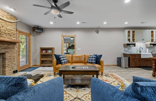 Hickman Cabaña | Cottage by the creek on 17 acres minutes from Leipers Fork! Writer’s Paradise…