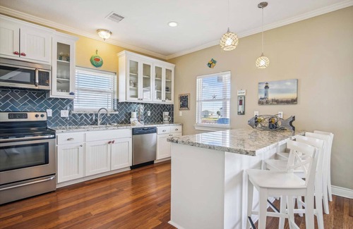 Indian Beach Casa | Cottage By The Sea | Pet Friendly, Covered Patio