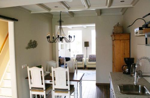 Paesens-Moddergat Casa | Cottage by Wadden Sea with Scenic Views