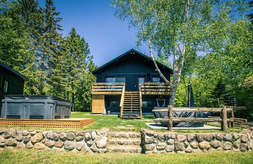 Saint Donat Cabaña | Cottage, by the water, hot tub, near the village