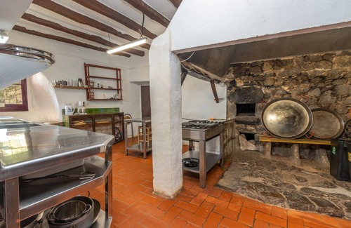 Camos Casa | Casa rural 'Can Ribes' con piscina exterior, jardín y terraza