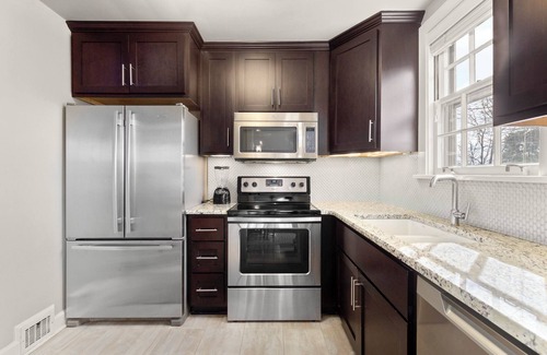 Green Hills Casa | Cottage Charm | Centrally located with private rooftop deck