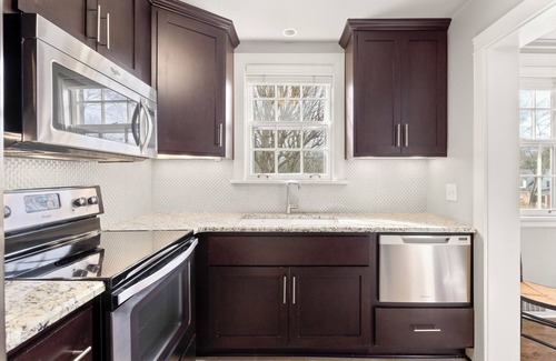 Green Hills Casa | Cottage Charm | Centrally located with private rooftop deck