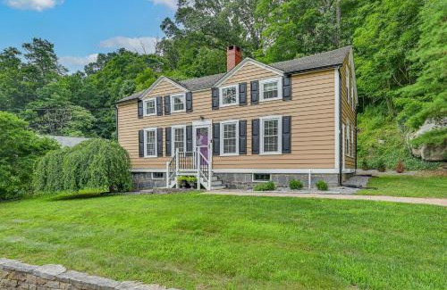 East Haddam Casa | Cottage-Chic Retreat Less Than 1 Mi to Connecticut River!