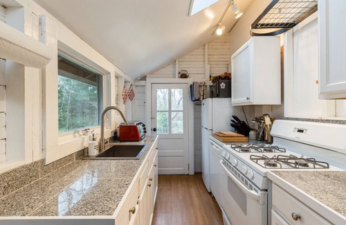 Barnes Landing Cabaña | Cottage classic near bay beach
