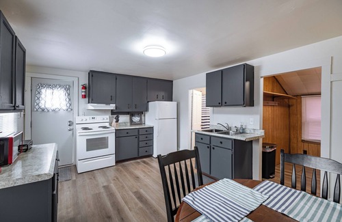 La Crosse Cabaña | Charming 1-bedroom cottage close to the downtown La Crosse area!