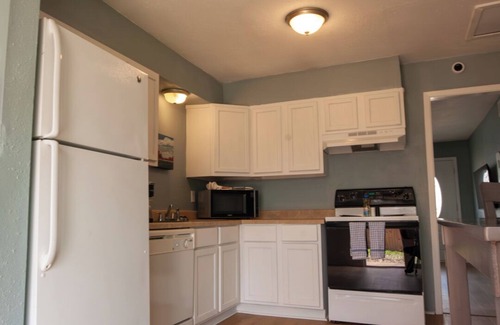 Pecan Tree - McCullough Apartamento | Cottage Close to Campus - Scenic Stroll to Kyle
