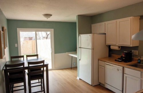 Pecan Tree - McCullough Apartamento | Cottage Close to Campus - Scenic Stroll to Kyle