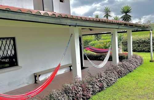 Santo Domingo de los Colorados Cabaña | Hermosa casa de campo con horno artesanal a 10min de la ciudad