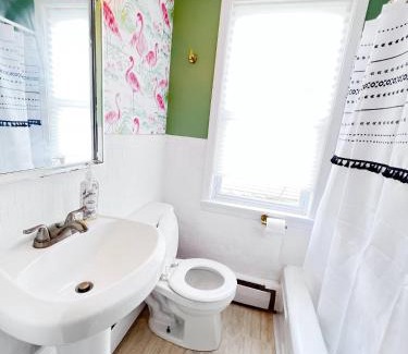 Fredericton Apartamento | Cottage Feels in the City - Downtown Apartment & Backyard Bliss