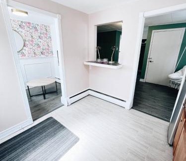 Fredericton Apartamento | Cottage Feels in the City - Downtown Apartment & Backyard Bliss