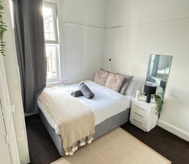 Leyton Apartamento | Cottage Flat 2BD Leyton Near Central Line - Sleeps 10