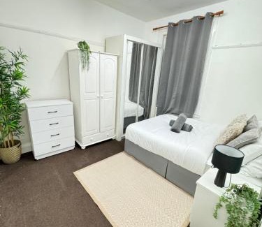 Leyton Apartamento | Cottage Flat 2BD Leyton Near Central Line - Sleeps 10