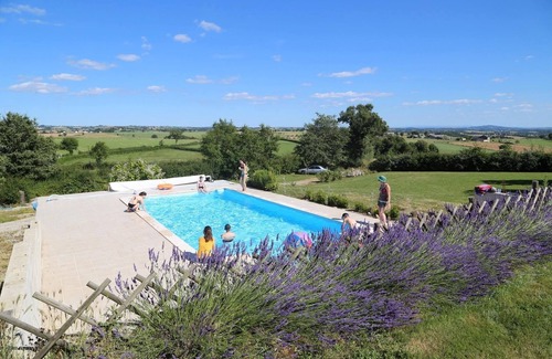 Sauveterre-de-Rouergue Casa | Casa rural con piscina en el corazón de Aveyron
